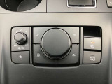 コマンダーコントロール。スイッチを探すことなく自然に手を下した位置に配置。手元を見ることなく、各種操作が行えます。