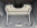 ◆瓶や柔らかいものなどを運ぶ際に重宝するフック&ホルダー付。ラゲッジの荷物を気にすることなく運転に集中できます