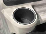 【ドリンクホルダー】助手席には固定式のドリンクホルダーが付いてます♪