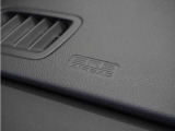 ◆助手席エアバッグ◆SRSエアバッグは、シートベルトだけでは防ぎきれない衝突時の衝撃から乗員を守るための安全装置。衝突時に瞬時に膨らみ、頭部や胸部がダッシュボードに直接衝突するのを防ぎます。