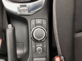 コマンダーコントロール 手もとを見ることなく操れるようシンプルで使いやすく安全運転に一役。