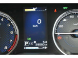 メーター中央にはカラー液晶画面が備えられ、車のインフォメーションを簡単に把握できます。