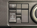 助手席側はパワースライドドアウェルカムオープン機能 降車時にスイッチで予約しておけば、乗車時に電子カードキーを持ってクルマに近づくだけでパワースライドドアが自動でオープン♪