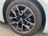 【BMWアロイホイル】軽量かつ強度に拘ったアロイホイル。走行性能ポテンシャルを引き出す設計。車の足元を引き締めてくれる大きなポイントはアロイホイルです。