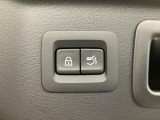 パワーリフトゲートは運転席とリフトゲート側、さらにアドバンストキーでも開閉が可能!開度は無段階にメモリー設定もできます。ゲート内側にタッチセンサーを配置し、手などを挟み込む危険を低減します。