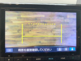 【リヤカメラ・トップビュー】真上からの映像で後方を確認でき、後退駐車や狭い場所での車庫入れも安心です。