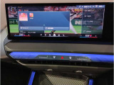 【ⅰドライブナビゲーション】文字情報も鮮明に表示する高解像度カラーディスプレイを採用。視認性に優れた地図デザインと特徴的な建造物を目印にした描写表示で現在位置を把握できます。地図データの更新も可能です