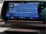 【ⅰドライブナビゲーション】文字情報も鮮明に表示する高解像度カラーディスプレイを採用。視認性に優れた地図デザインと特徴的な建造物を目印にした描写表示で現在位置を把握できます。地図データの更新も可能です