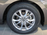 純正15インチフルホイールキャップでスタイルバッチリ!185/65R15タイヤです