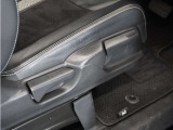 ◆シートハイトアジャスター◆運転席を上下に高さ調節ができます!運転ポジションを体格に合わせてシート調整できます。