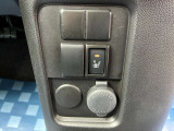 【運転席シートヒーター】冬場に重宝します♪車のエアコンではエンジンが暖まるまで暖かい風は出ませんが、電気でシートの中の熱線を暖めるので、エアコンより早く暖まります!