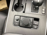 タッチ操作に加え、コマンダーコントロールでも直感的に操作可能です。Apple CarPlay/Android Autoにも対応し、より快適で安全なドライブをサポートします。