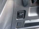 寒冷地仕様で運転席はヒーター付シートです。寒い冬も快適ですね。ドアミラーもヒーター付きです(*'&omega;'*)