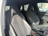 ●レザーシート『高級感や耐久性がありこちらのモデルにも採用されています。レザーは見た目が美しく内装を豪華に演出します。柔らかく肌触りが良く長時間の運転でも快適です。