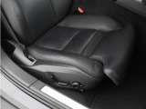 フロント二座には座面長を伸張させるエクステンション機能を搭載。シートクッションの側面にあるマルチファンクションコントロールを使用してシートクッションの長さを調節することができます。