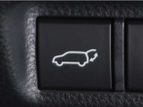 後ろが狭くてもサッと積める。途中で止められる安心のバックドア。後ろの駐車スペースが狭い時に重宝しますよ♪