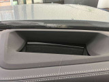 【ヘッドアップディスプレイ】現在の車速表示や目的地へのルート案内やメディア関連のリストを表示する事が可能です。視線移動を減らす事によりドライブに集中して頂けます。