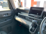 助手席周辺はこのようになっております。運転手だけでなく助手席に一緒に乗られる方も広々と快適にお乗り頂けるような設計です!各種装備を次の写真からご案内いたしますのでご覧ください。