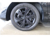 車の安全性を支える大事なタイヤ。こちらのお車はトヨタカローラ神戸にてご成約頂いた方に限り販売時、当社指定メーカータイヤ4本新品交換いたします。