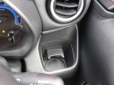 運転席右手前のカップホルダーです。助手席側にもございます。