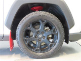 純正のアルミホイール装着車です。タイヤサイズは225/60R18です。