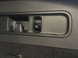 トランク内のスイッチ操作だけで後部座席をワンタッチで倒せる機能。重い荷物を持ったままでも操作でき、長尺物や大きな荷物の積み込みがスムーズに行えます。