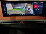 【全周囲カメラ】全周囲カメラ装備車両で御座いますので、狭い駐車スペースでもお車の全体図が確認でき、障害物との接触を未然に防ぐことが可能です。