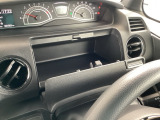 運転席にはアッパーボックスを備えており、小物の収納に便利です。