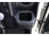 ハンドルの右側にドリンクホルダーがございます!手に取りやすい位置にありますので運転中の水分補給もラクラクです♪