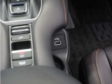 ◆USB接続端子◆スマホやiPodなどを接続して、いつもの音楽を車内でもお楽しみいただけます♪