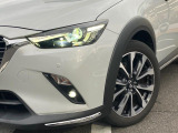 【LEDヘッドライト】悪天候や夜間走行時も良好な視界を確保し安心して運転できる高輝度LEDヘッドライトを装備!点灯速度が早く、消費電力も抑えられています。