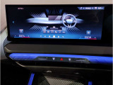 【ⅰドライブナビゲーション】文字情報も鮮明に表示する高解像度カラーディスプレイを採用。視認性に優れた地図デザインと特徴的な建造物を目印にした描写表示で現在位置を把握できます。地図データの更新も可能です