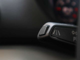 【レーンキープ】車線から逸脱する可能性があることを知らせるとともに、ハンドル操作をアシストすることにより車線からの逸脱回避を支援する装置です。