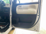 最も気になる室内は、特にこだわってクリーニングしております。マットやシートだけではなく、エアコンの吹き出し口やドアノブの隙間など、様々なブラシや道具を使い分けて、隅々までクリーニングしております。