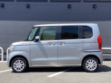 大きなクルマに埋もれないよう目線はミニバン並みの高さに。運転席に座ったときの目線がより高い分、前を見通しやすく、ゆとりをもって運転できます。