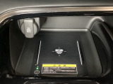 センターコンソールにはワイヤレス充電器を装備してます。Qi(チー)規格対応のスマートフォンなどを置くだけでワイヤレスで充電可能です。またスマートフォンの充電可能なUSB端子なども別途装備しています。