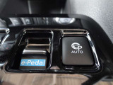 eペダルは、アクセルペダルの操作だけで車の発進、加速、減速、停止をコントロールできるシステムです。アクセルを踏み込むと加速し、緩めると回生ブレーキが作動して減速、さらに離すと停止状態を保持します。