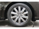 純正のアルミホイールが足元を飾ります!タイヤサイズは215/60R17になります。