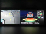 リバースにシフトすると、サイドカメラからの映像とあわせて、リヤバンパーについている障害物センサーの作動状況がマルチファンクションディスプレイに表示されます。