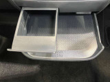ドリンクホルダ-やちょっとした物を置くことが出来る簡易テーブルが付いて便利です!!