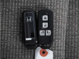 ◆スマートキー◆カギをバッグやポケットに入れたままでもドアロックの開閉ができる『スマートキー』付き!雨天や暗くなってもカギを取り出す必要がなくドアの開錠&エンジンも始動できます
