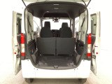 開口部も広く荷物の積み下ろしもしやすいお車となっております。4人乗りでも充分な荷室のスペースがあります。シートの背もたれは5:5の割合で分割して可倒できるので、長いお荷物などを載せることもできます。