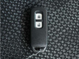 ◆スマートキー◆カギをバッグやポケットに入れたままでもドアロックの開閉ができる『スマートキー』付き!雨天や暗くなってもカギを取り出す必要がなくドアの開錠&エンジンも始動できます
