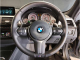 【ハンドル】ドライバーとBMW車の一体感がダイレクトに伝わるステアリングホイール。形状・太さへの拘りに加えて、操作性を高める為にスイッチ類も配置。クイックかつ安定のドライビングを体感下さい!