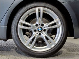 【BMWアロイホイル】軽量かつ強度に拘ったアロイホイル。走行性能ポテンシャルを引き出す設計。車の足元を引き締めてくれる大きなポイントはアロイホイルです。