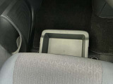 助手席シート下には車検証などが収納できるスライド式の収納BOXがついています。