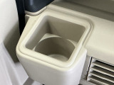 ドリンクホルダーになります。ちょっとした小物を入れるのにも便利です。