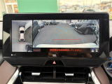 【パノラミックビューモニター】クルマを真上から見下ろした視点で駐車をサポートします!クルマの斜め後ろや真横など、いち早く障害物に気が付くことができます。
