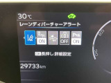 レーンディパーチャーアラートとは車線または走路からの逸脱の可能性を警告すると共に、車線または走路からの逸脱を避けるためのハンドル操作の一部を支援する機能です。詳細は販売店スタッフまでおたずねください。