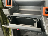 【収納部】パッと手に取りたい小物の置き場に便利。その他、沢山の収納部がございます。